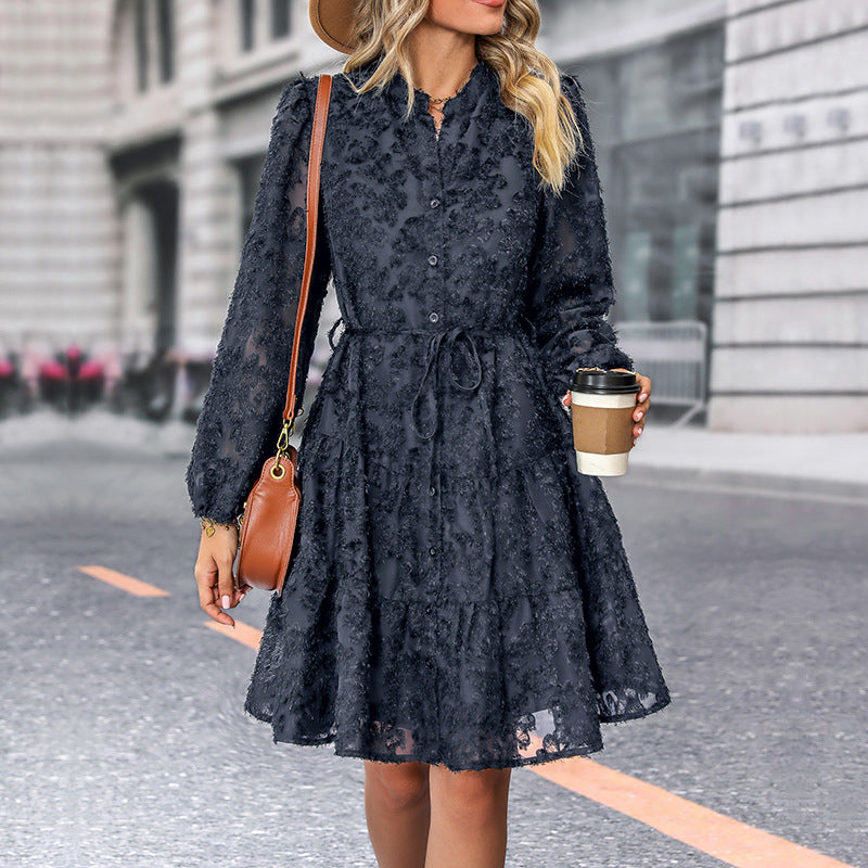 Damen Texturiertes Blusen‑Skaterkleid mit Volantstufen, durchgehender Knopfleiste und Taillenzug Drune