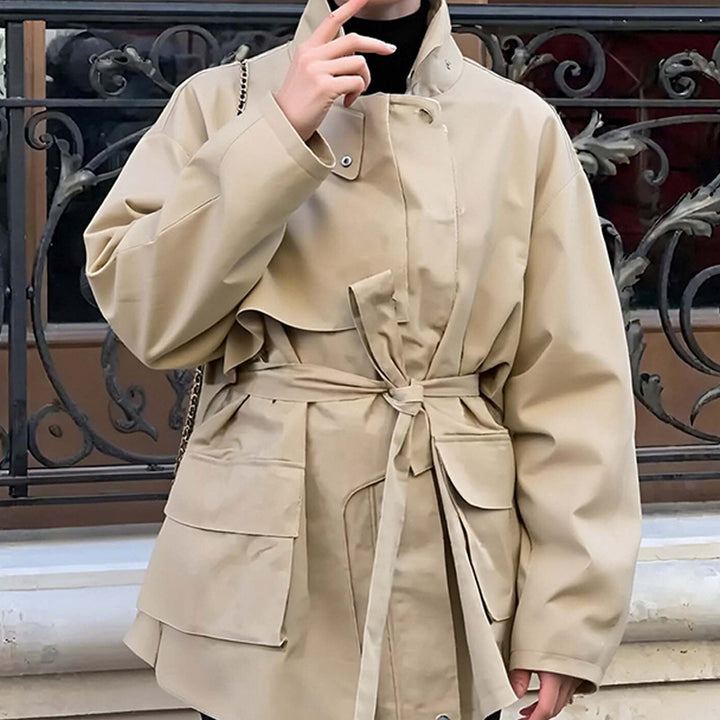Damen Taillierte Übergangsjacke mit Stehkragen, Schultercape und Bindegürtel Drune
