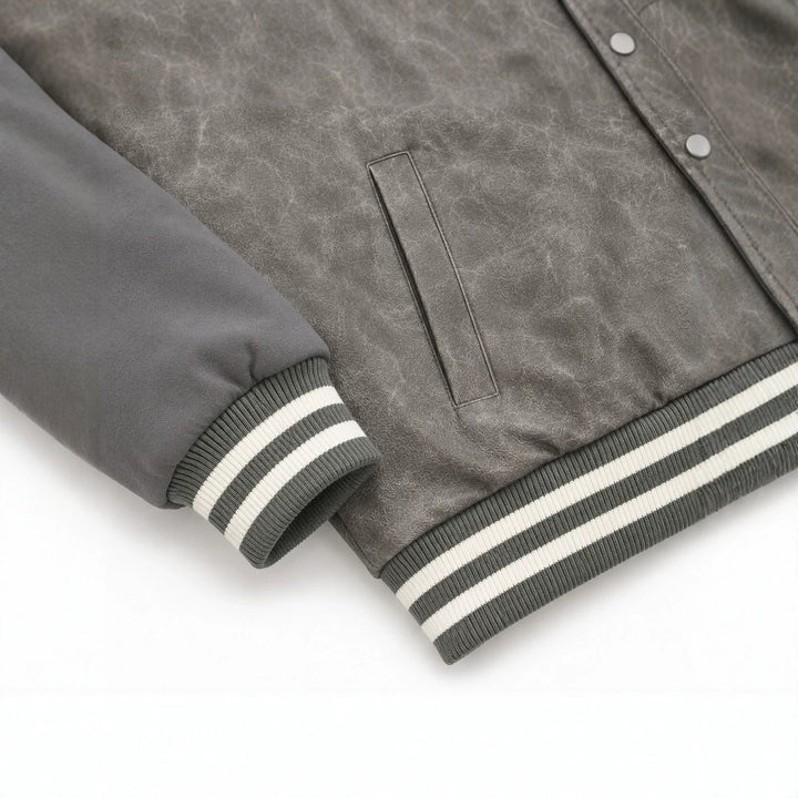 Herren Varsity-Bomberjacke im College-Stil aus Lederimitat mit Applikationen Drune