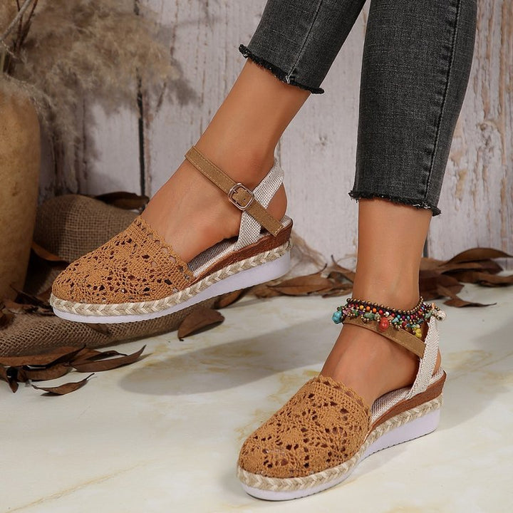 Damen  bestickte Espadrille-Pantoletten mit verstellbarem Knöchelriemen, floraler Häkel-Optik und geflochtenem Jute-Plateau Drune