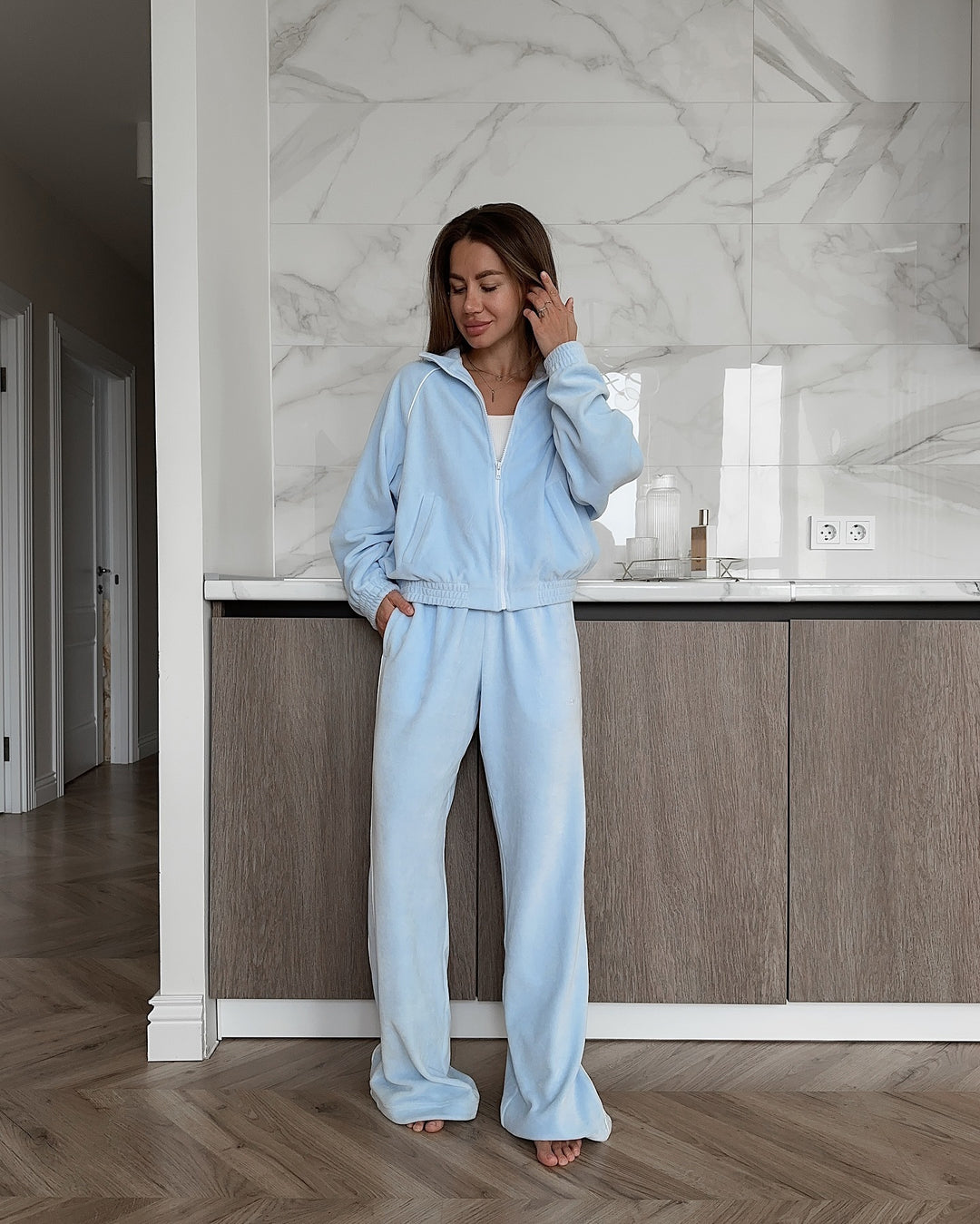 Damen Freizeitanzug aus weichem Fleece mit hohem Kragen und praktischen Taschen Drune