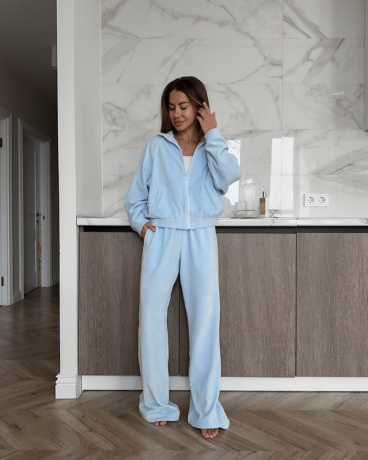 Damen Freizeitanzug aus weichem Fleece mit hohem Kragen und praktischen Taschen Drune