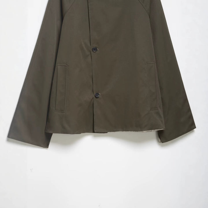 Herren Kurze wasserabweisende Übergangsjacke mit hohem Stehkragen, asymmetrischer Knopfleiste und Raglanärmeln Drune
