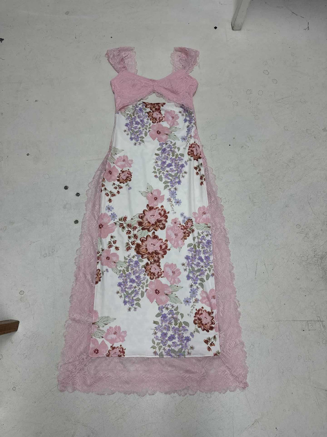 Damen elegantes Nachthemd mit floralen Einsätzen und zarten Spitzenakzenten Drune