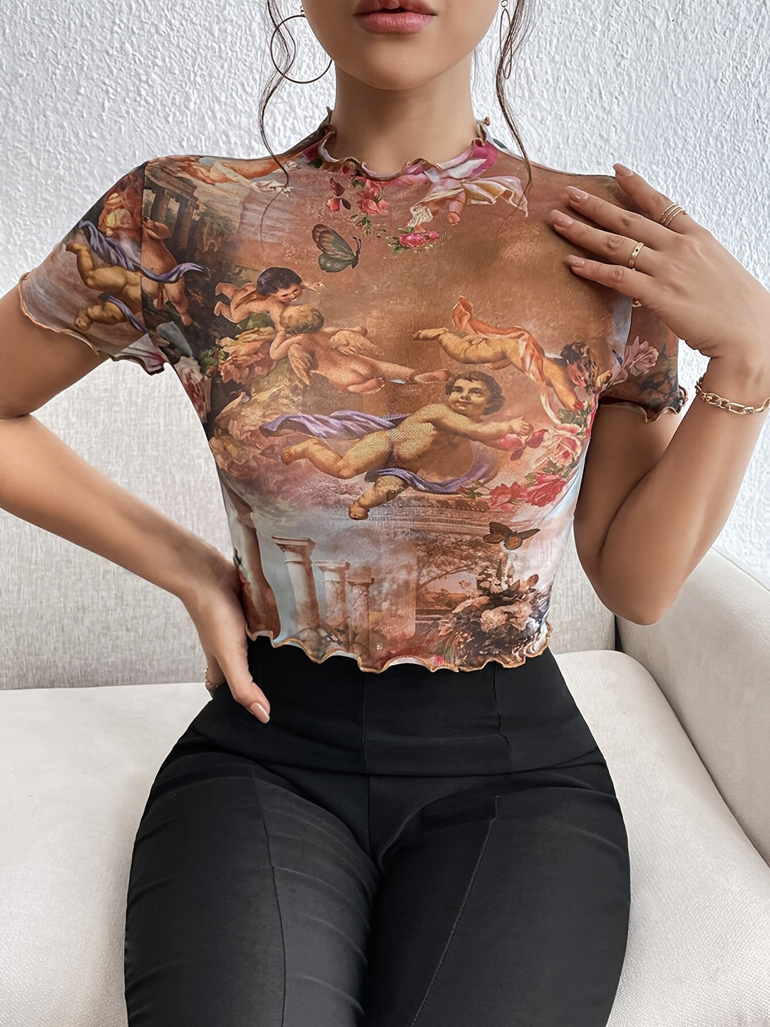 Damen nan figurnahes transparentes Mesh-Top mit barockem Engeldruck, Stehkragen und Kräuselsaum Drune