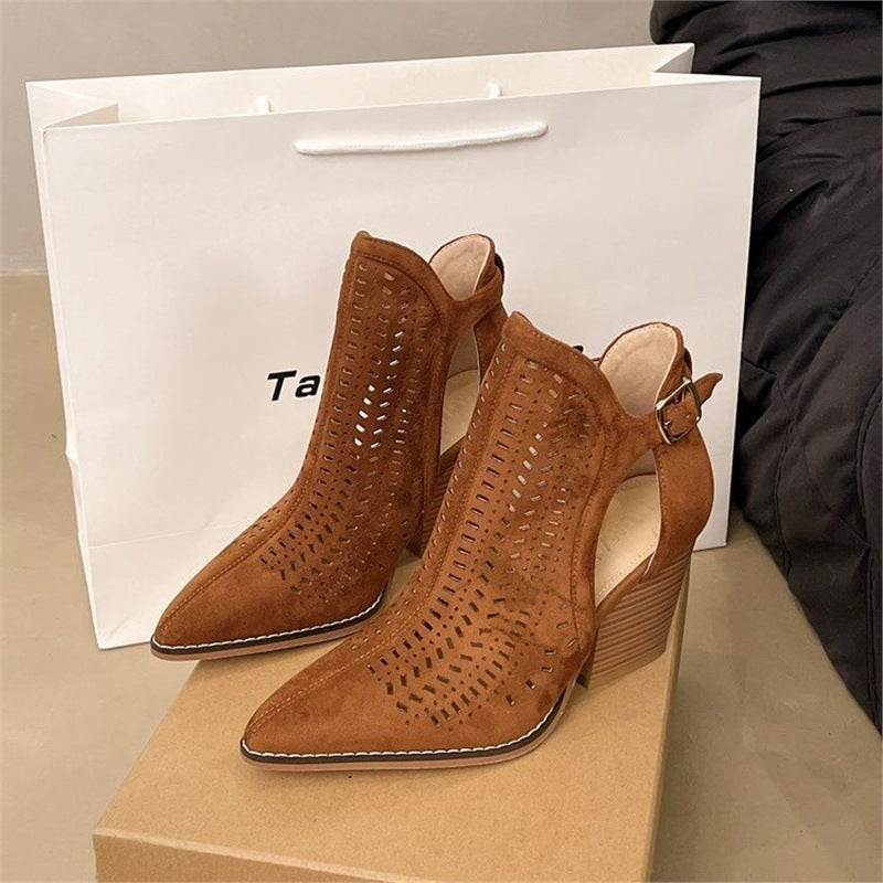 Damen Wildleder‑Ankleboots mit Laserperforation, spitzer Zehenform und verstellbarem Fersenriemen Drune