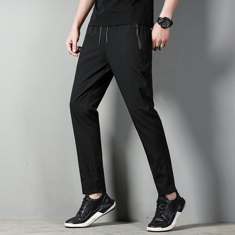 Herren schmal geschnittene Tech-Chino Jogginghose mit elastischem Kordelbund, verdeckten Reißverschlusstaschen und vorgeformten Knien Drune