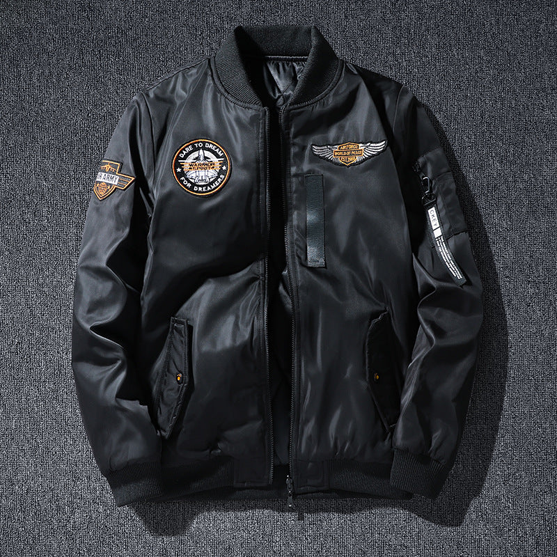 Herren -isolierte Flugstil-Bomberjacke mit gestickten Aufnähern und Utility-Ärmeltasche Drune