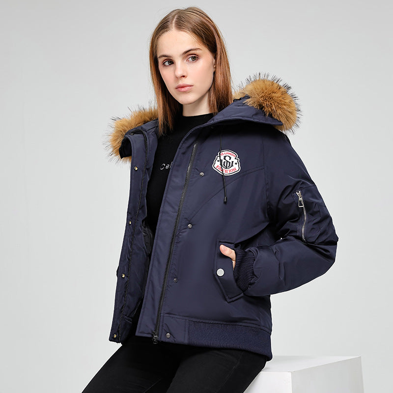 Damen Kurzparkajacke im Bomberstil mit abnehmbarer Fellkapuze und Logo‑Patch Drune