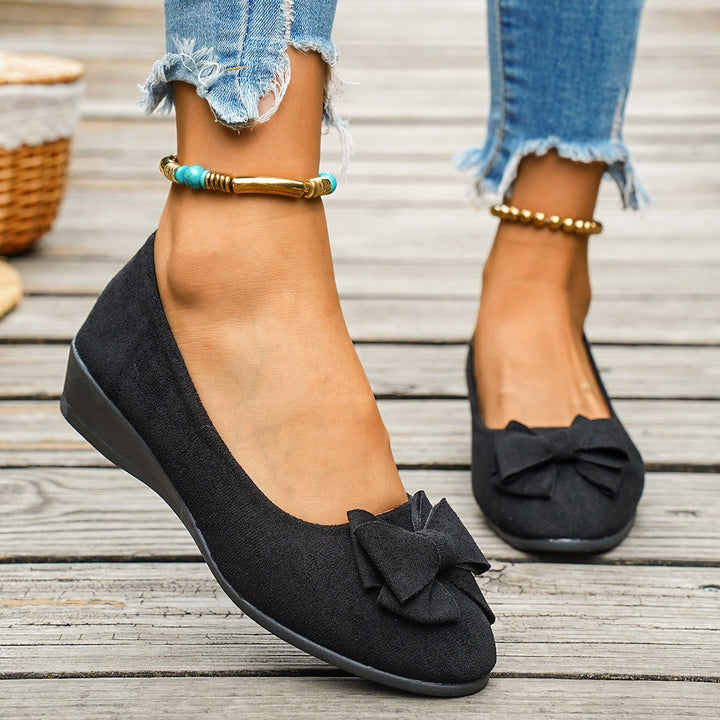 Damen  minimalistische Samt-Ballerina mit dekorativer Fußkette und ergonomischem Komfortfußbett Drune