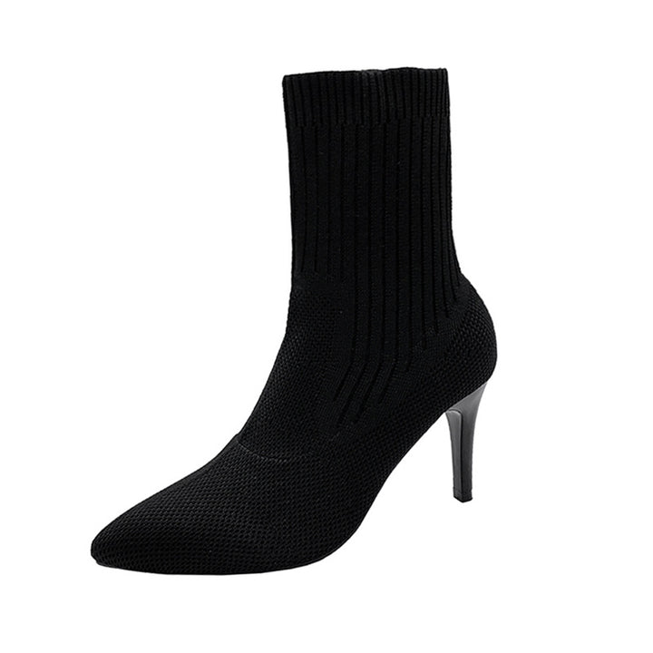 Damen nan Strick-Stiefelette mit konturierter Sockenkonstruktion, schlankem Pfennigabsatz und pointierter Vorderkappe Drune