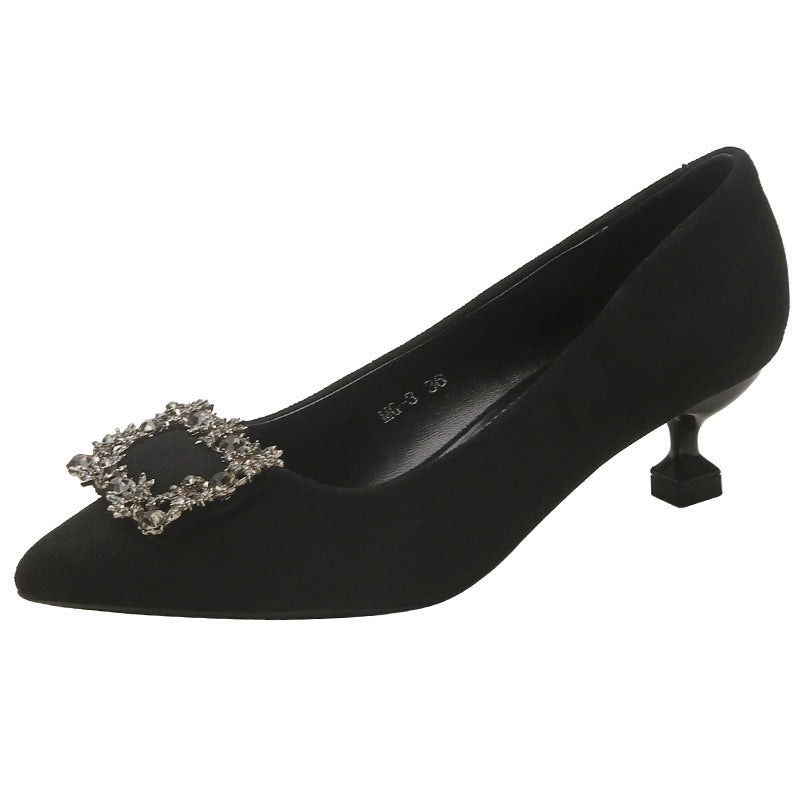 Damen Spitz zulaufende Satin-Pumps mit quadratischem Strassornament und skulpturellem Kittenabsatz Drune