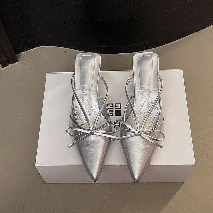 Damen Spitz zulaufende Mules mit feinen Slingback‑Riemchen und Zierschleife Drune
