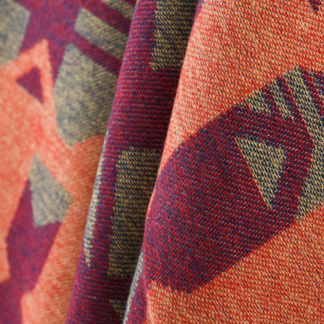 Damen Strick-Überwurfcape im Ruana-Stil mit grafischem Jacquard und Fransensaum Drune
