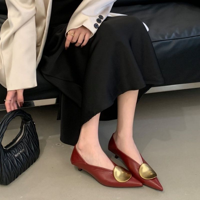 Damen Spitz zulaufende Metallic-Slipper mit dezentem Keilabsatz und appliziertem Deko‑Vamp Drune