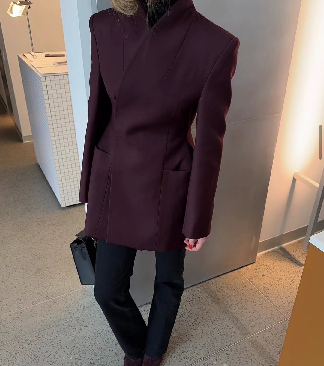 Damen elegante Blazerjacke mit schimmerndem Stoff und tiefem V-Ausschnitt Drune