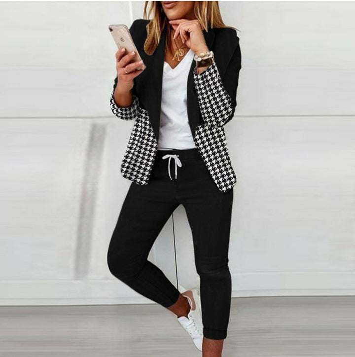 Zweiteiliges Set für Damen: Hosenanzug mit Muster, bestehend aus einem langärmeligen Blazer (offene Front, taillierter Schnitt) und einer unifarbenen langen Hose – ideal fürs Büro – DRUNE