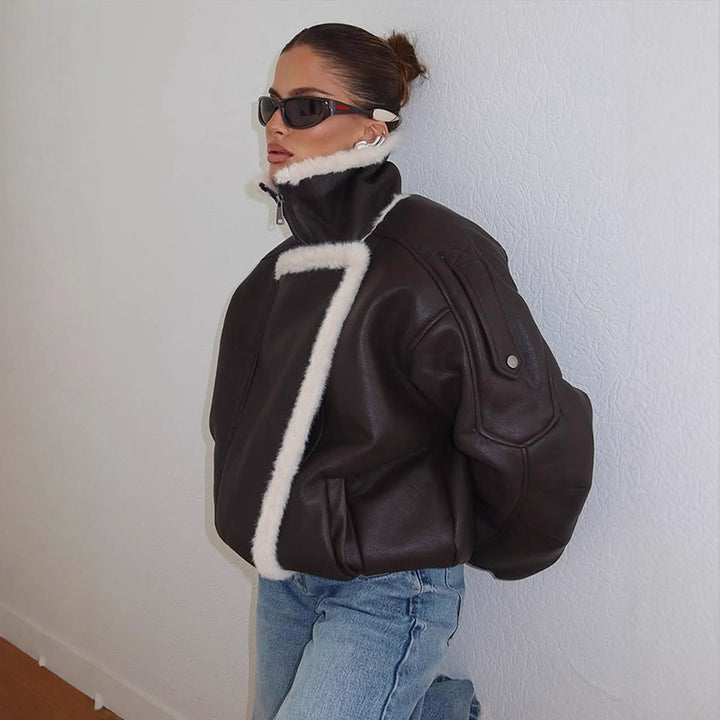 Damen Oversize Fliegerjacke aus Lederimitat mit asymmetrischer Kunstfell-Borte Drune
