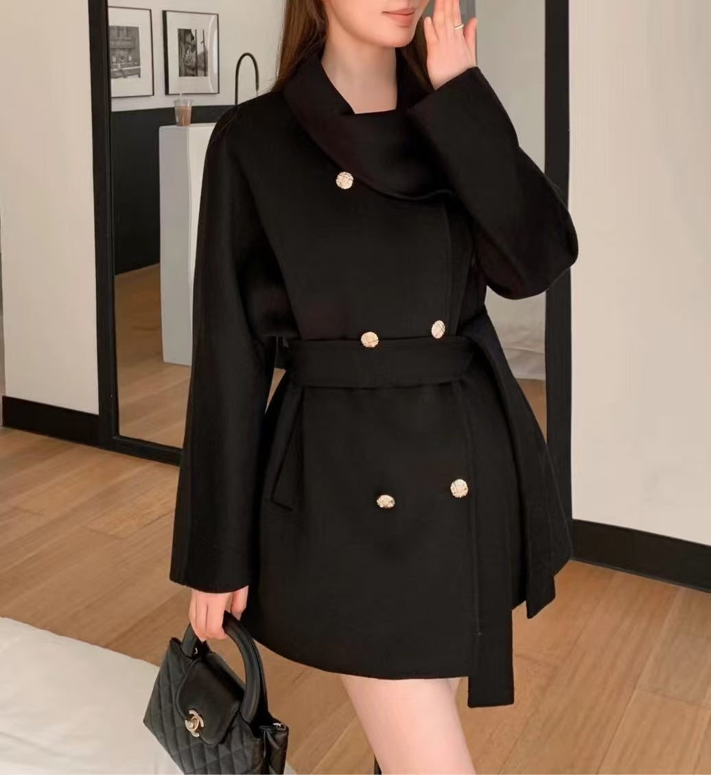 Damen modische Kurzjacke mit asymmetrischem Kragen und goldenen Knopfdetails Drune