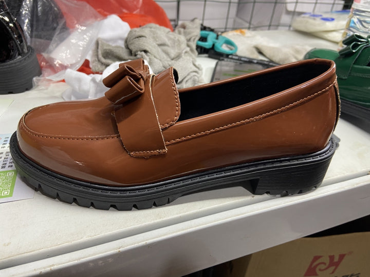 Damen Lack‑Loafer mit profilierter Gummisohle, dekorativer Riemchenschleife und gepolstertem Komfortfußbett Drune
