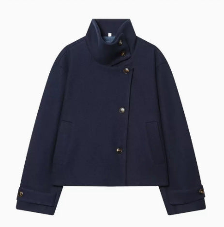 Damen 9800+ kurze boxy‑Wollmix‑Jacke mit hohem Funnelkragen, asymmetrischer Knopfleiste und verstellbaren Manschetten Drune