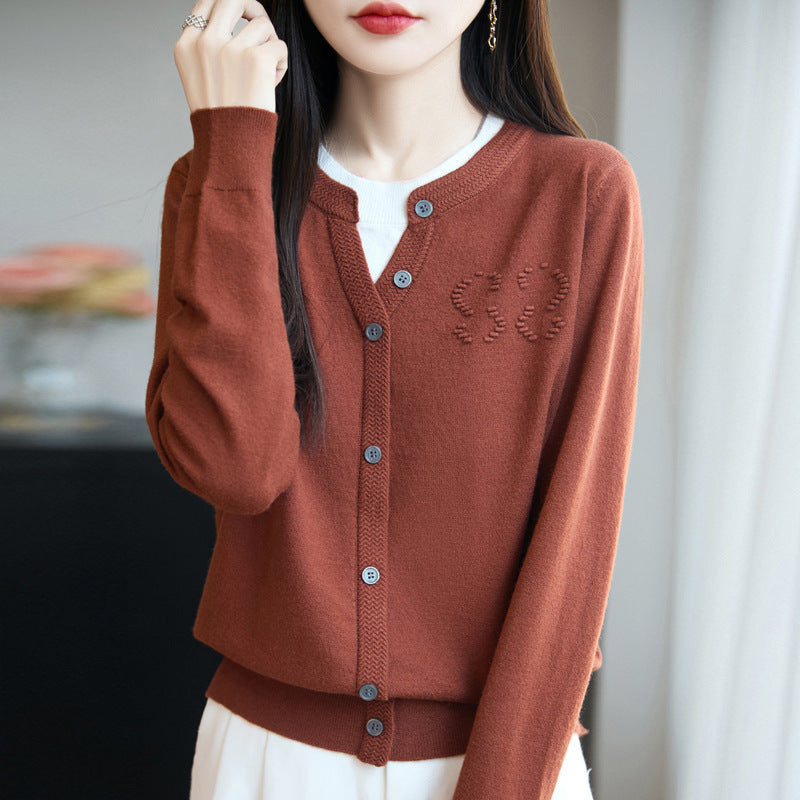 Damen Kurzer Feinstrick-Cardigan mit V‑Schlitzkragen, Rippenblende und dezentem Struktur‑Logo Drune