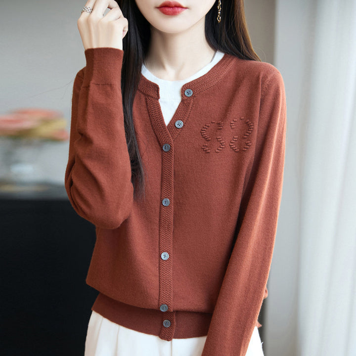Damen Kurzer Feinstrick-Cardigan mit V‑Schlitzkragen, Rippenblende und dezentem Struktur‑Logo Drune