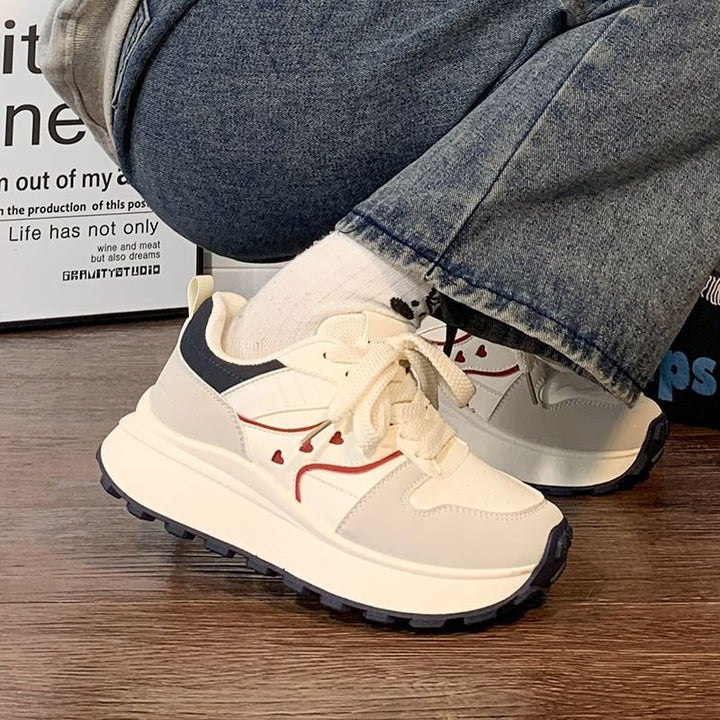 Damen Plateau‑Sneaker im Retro‑Trail‑Look mit Herz‑Ziernähten und grober Profilsohle Drune