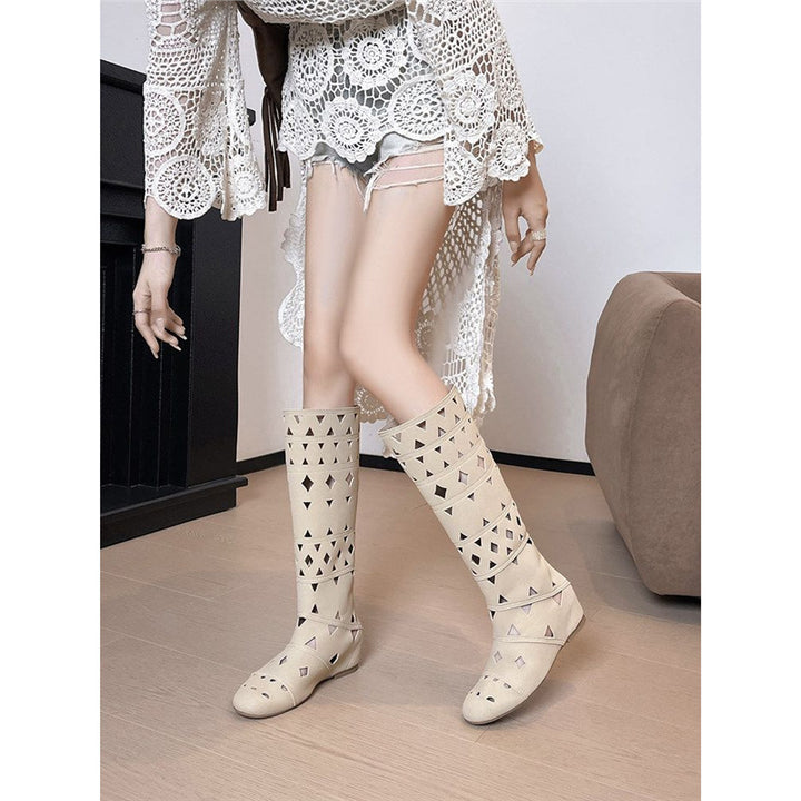 Damen kniehohe Stiefel mit geometrischen Cut-Outs und flacher Sohle Drune