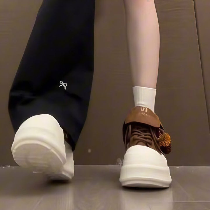 Damen Sportliche Plateau-Sneaker mit verspielten Anhängern Drune