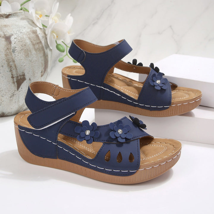 Damen Komfort-Wedgesandalen mit verstellbarem Klettverschluss und Blütenapplikation Drune