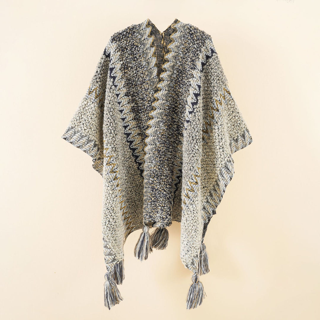 Damen strukturierter Bouclé-Strickponcho mit Jacquardmuster und Quasten Drune
