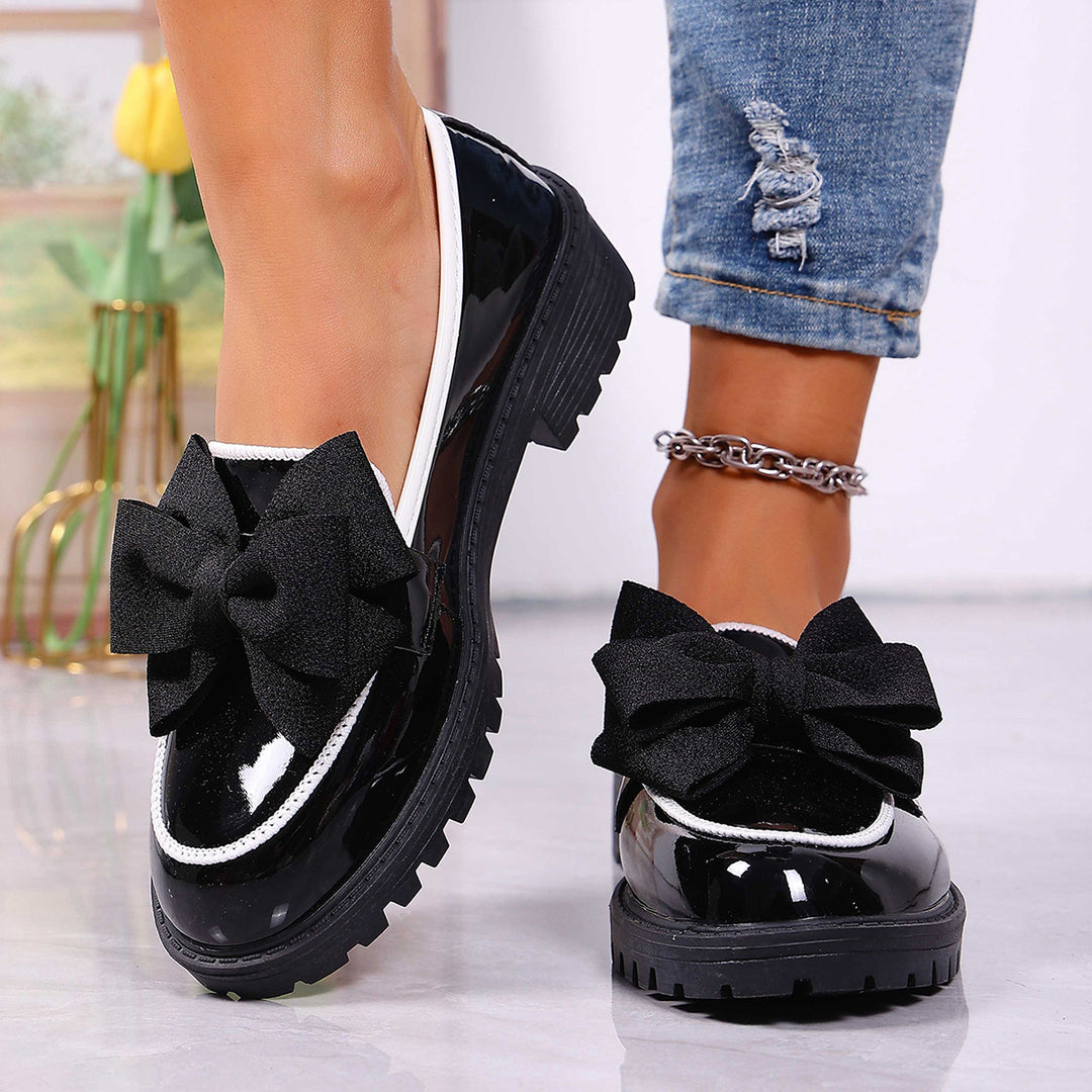 Damen Plateau-Loafer aus Lackimitat mit profilierter Gummisohle und Zierschleife Drune