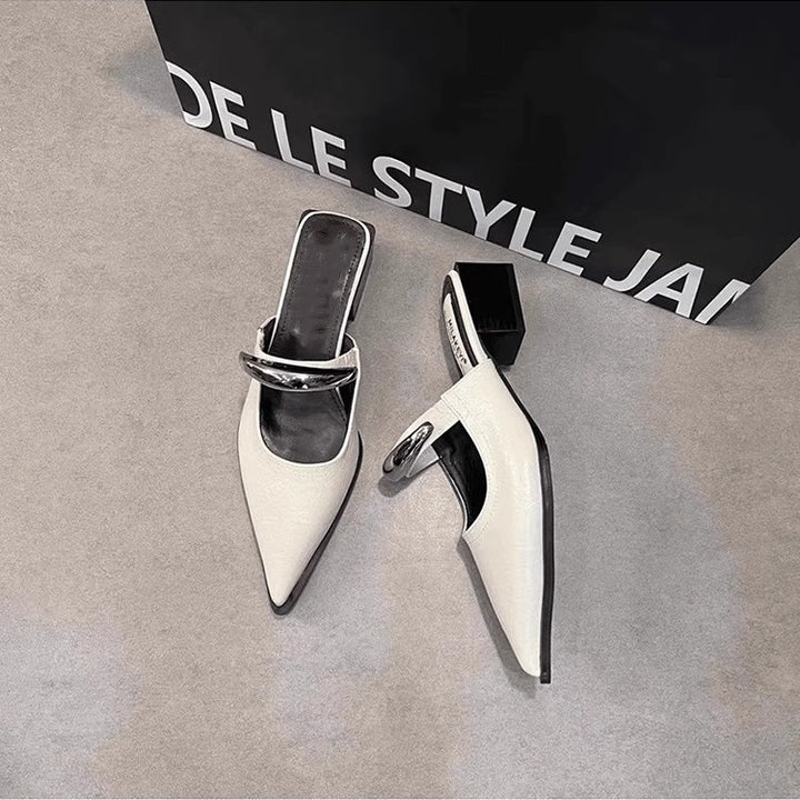 Damen Spitz zulaufende Mule-Pumps mit sculpted Blockabsatz und dekorativer Gliederkette Drune