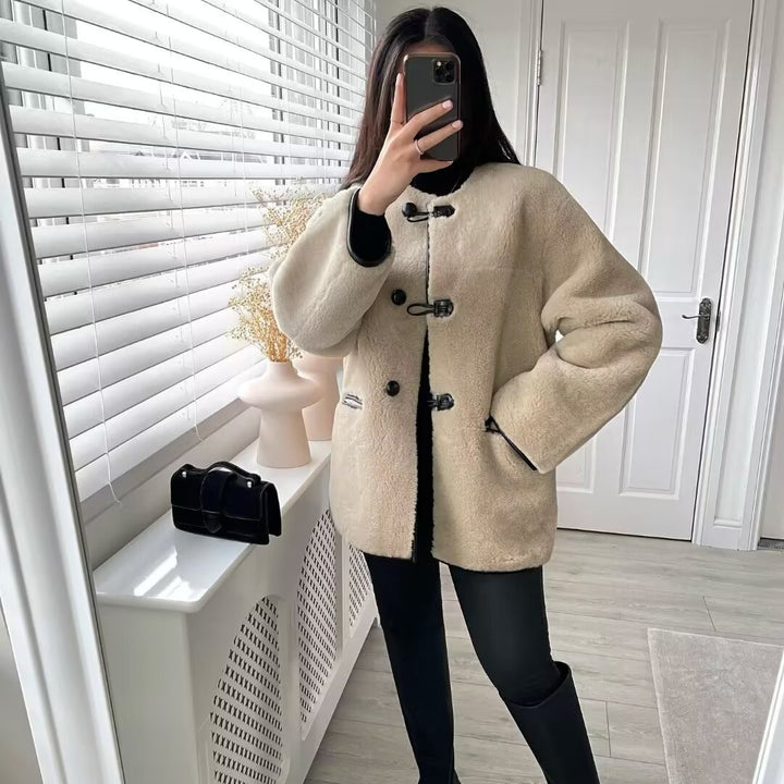 Damen nan kuschelige Teddyjacke mit Knebelverschlüssen, Rundhals und Kontrastpaspel Drune