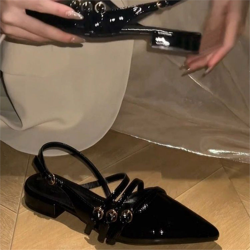 Damen Elegante spitz zulaufende Slingback-Pantoletten aus Lackoptik mit dreifach Riemchen und niedrigem Blockabsatz Drune