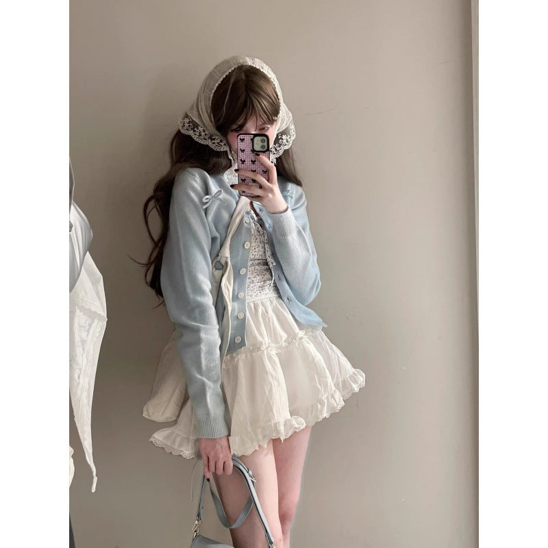 Damen Strickjacke mit zarter Blumenapplikation und Rüschensaum Drune