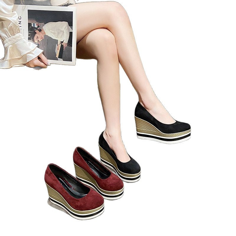 Damen Plateau-Keilpumps mit Bastkeil und Lack-Kroko-Optik Drune