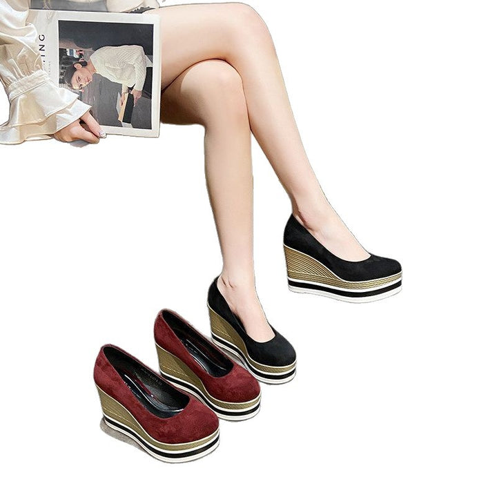 Damen Plateau-Keilpumps mit Bastkeil und Lack-Kroko-Optik Drune
