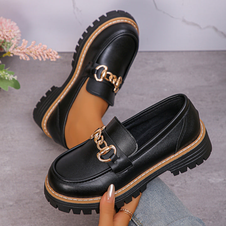 Damen  glänzende Lack-Loafer mit dekorativer Metallspange und profilierter Traktorsohle Drune