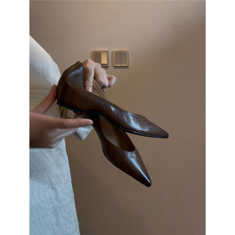 Damen Elegante spitz zulaufende flache Slipper aus softem Glattleder mit ergonomischem Komfortfußbett Drune