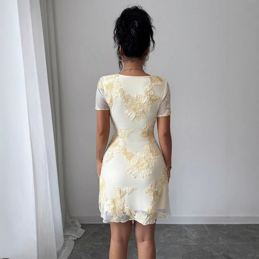 Damen nan figurbetontes Tüll-Minikleid mit dreidimensionaler Blütenstickerei, vorderem Schlitz und kurzen transparenten Ärmeln Drune