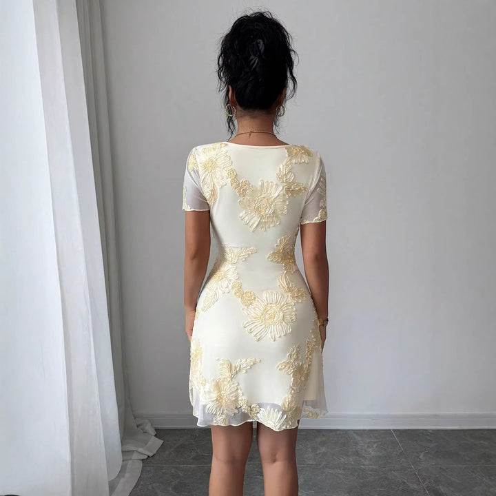 Damen nan figurbetontes Tüll-Minikleid mit dreidimensionaler Blütenstickerei, vorderem Schlitz und kurzen transparenten Ärmeln Drune