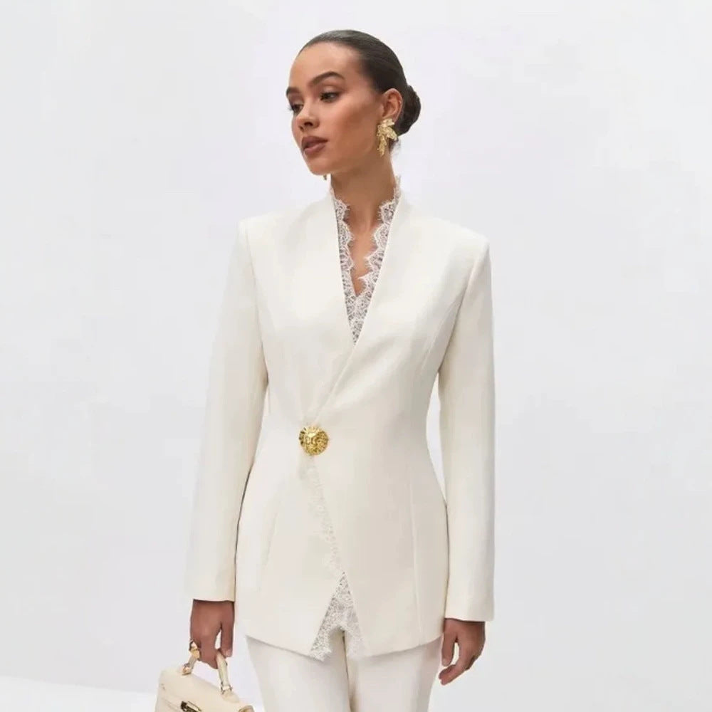 Damen Taillierter Blazer mit Spitzenbesatz und Zierknopf Drune