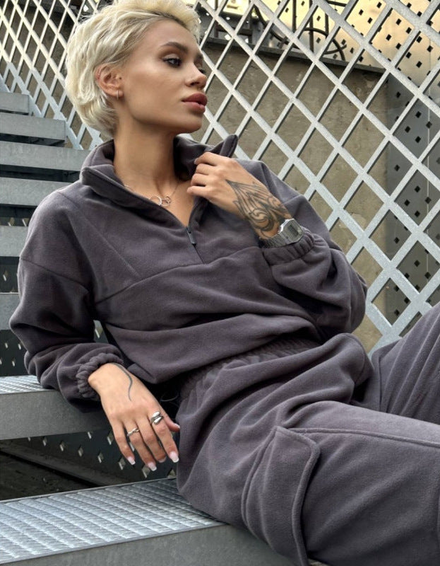 Damen komfortabler Freizeitanzug mit Cargo-Hosen und cropped Oberteil Drune