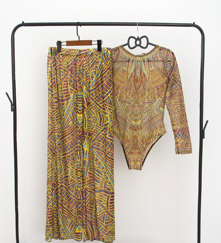 Damen modisches Badeoutfit mit langärmeligen Oberteil und lässigen Pants Drune