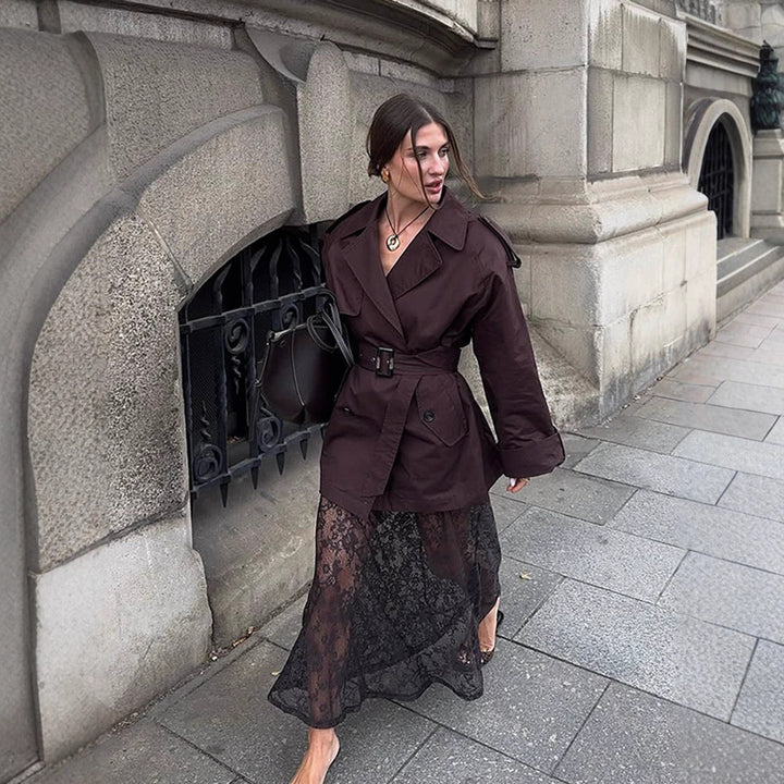 Damen Kurztrench mit Oversize-Schnitt, Taillengürtel und markanten Schulterpatten Drune