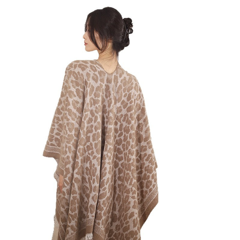 Damen Jacquard-Poncho im Kimono-Schnitt mit Fransensaum und dezentem Animaljacquard Drune