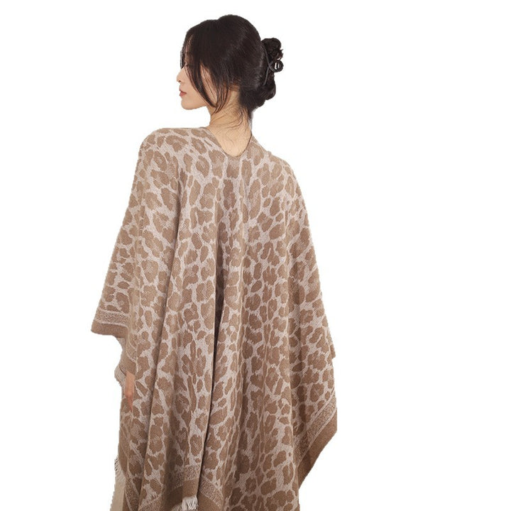 Damen Jacquard-Poncho im Kimono-Schnitt mit Fransensaum und dezentem Animaljacquard Drune