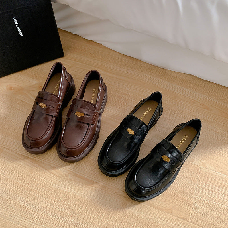 Damen Chunky Pennyloafer mit profilierter Plateau‑Lug‑Sohle und goldener Zierapplikation Drune